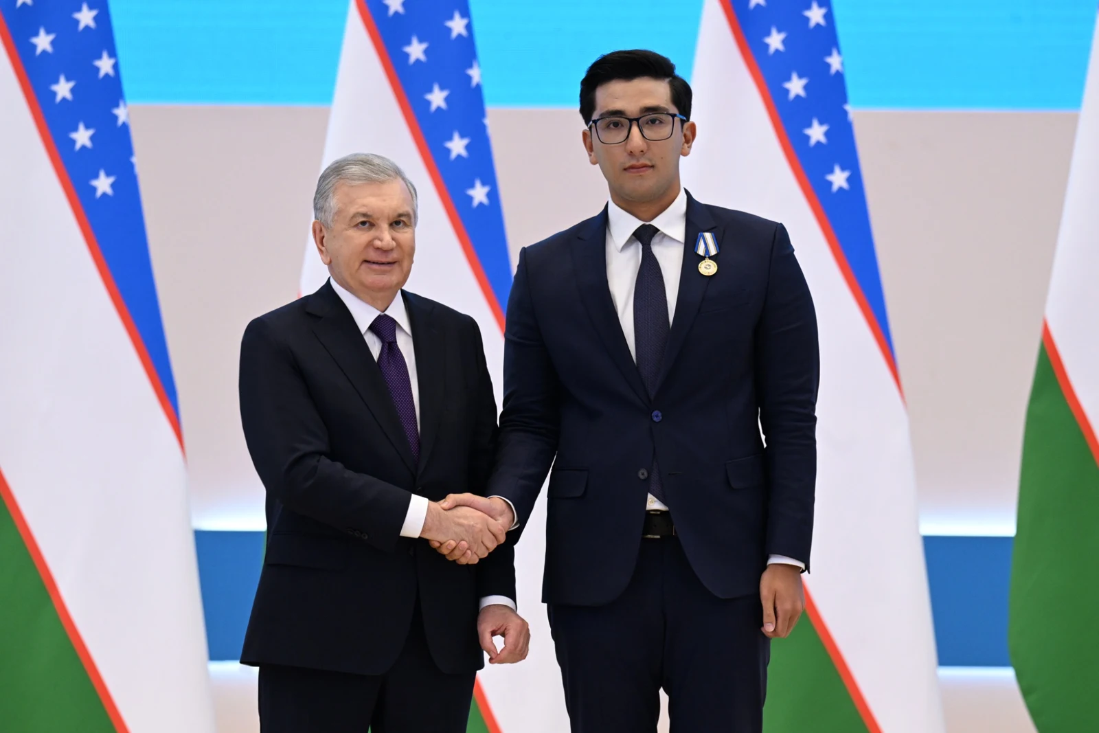 Shokhrukh Kudratov wearing the Kelajak bunyodkori medal at the award ceremony